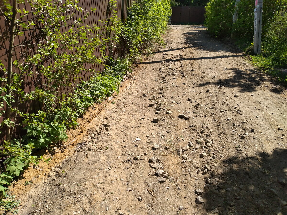 Участок "отремонтированной" дороги в одном из садоводств деревни "Дубки", жителям которого не повезло. После ремонта дорога утратила свое функциональное назначение для пешехода