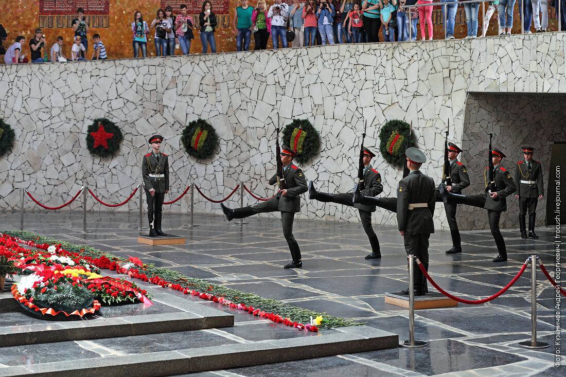 Смена караула на мамаевом кургане в волгограде. Вечный огонь Волгоград Мамаев Курган. Мамаев Курган вечный огонь. Почётный караул Волгоград Мамаев Курган. Мамаев Курган зал воинской славы Почетный караул.