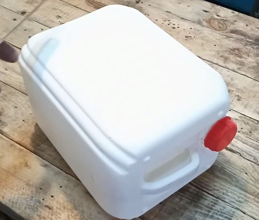 Пластиковая канистра