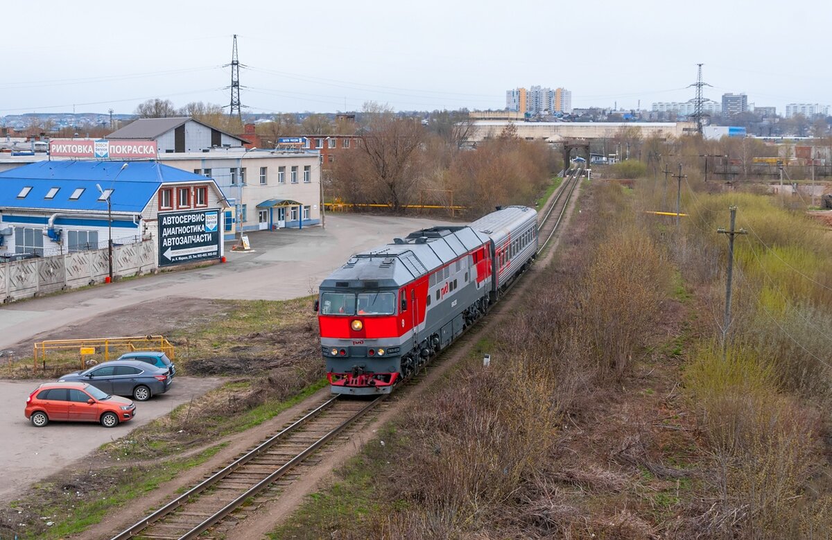 Тепловоз ТЭП70-0239 с пригородным поездом Ижевск - Воткинск, перегон Ижевск - Позимь. Самое первое фото, сделанное после ослабления режима.