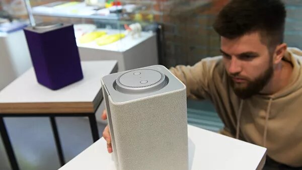  Конфиденциальность записей обеспечивается компаниями-разработчиками голосовых ассистентов. Но если на устройство пользователя попадет вредоносное программное обеспечение, то нельзя исключать, что оно сможет вести запись и отправлять ее на сторонние серверы "хакеров", рассказал агентству "Прайм" консультант Центра информационной безопасности компании "Инфосистемы Джет" Александр Рогозин."В результате это может привести к тому, что злоумышленникам удастся получить любую информацию, начиная с каких-либо паролей и заканчивая содержимым переговоров на деловых встречах. Все зависит от пользователя и злоумышленника", — рассуждает эксперт.Он отмечает, что любое устройство с микрофоном априори может записывать окружающие звуки, будь то телефон или умная колонка. Как правило, на них установлен голосовой ассистент, который ведет запись речи и отправляет её на сервер для распознавания. При распознавании голосовых запросов или команд запись может сохраняться на сервере и использоваться, например, для контекстной рекламы. 