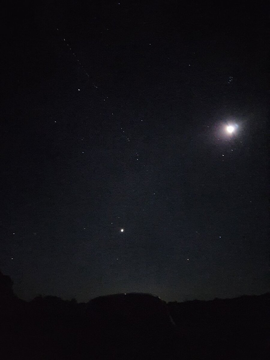 Спутники уже завершают свой пролёт. Фото Александра Юрковского