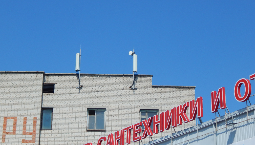 В городе антенны сотовой связи можно увидеть повсюду