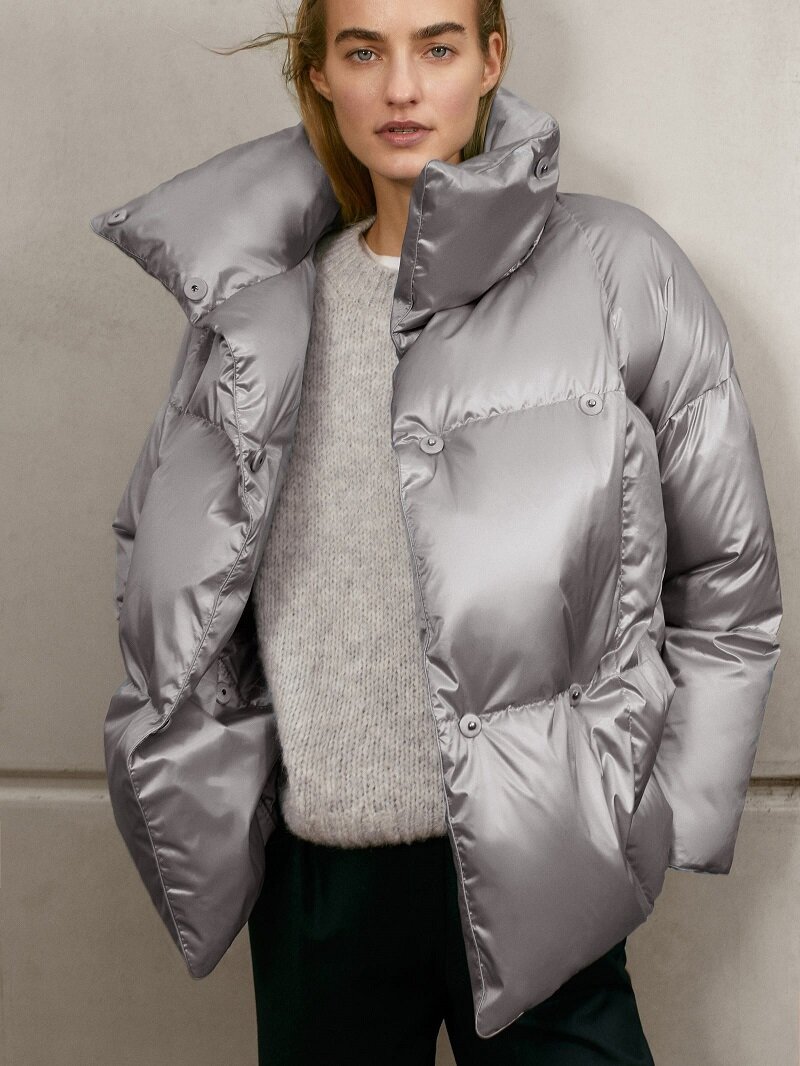 Образ Massimodutti: пуховик серебристый, свитер и футболка