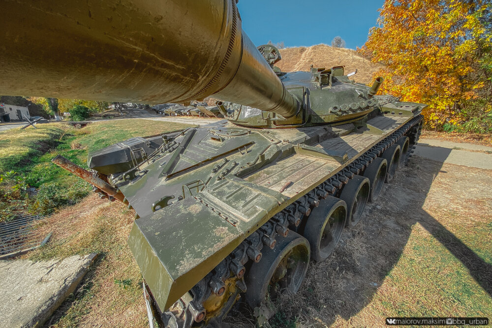 На отшибе увидел танк Т-72 с открытым люком. Сразу залез внутрь ...