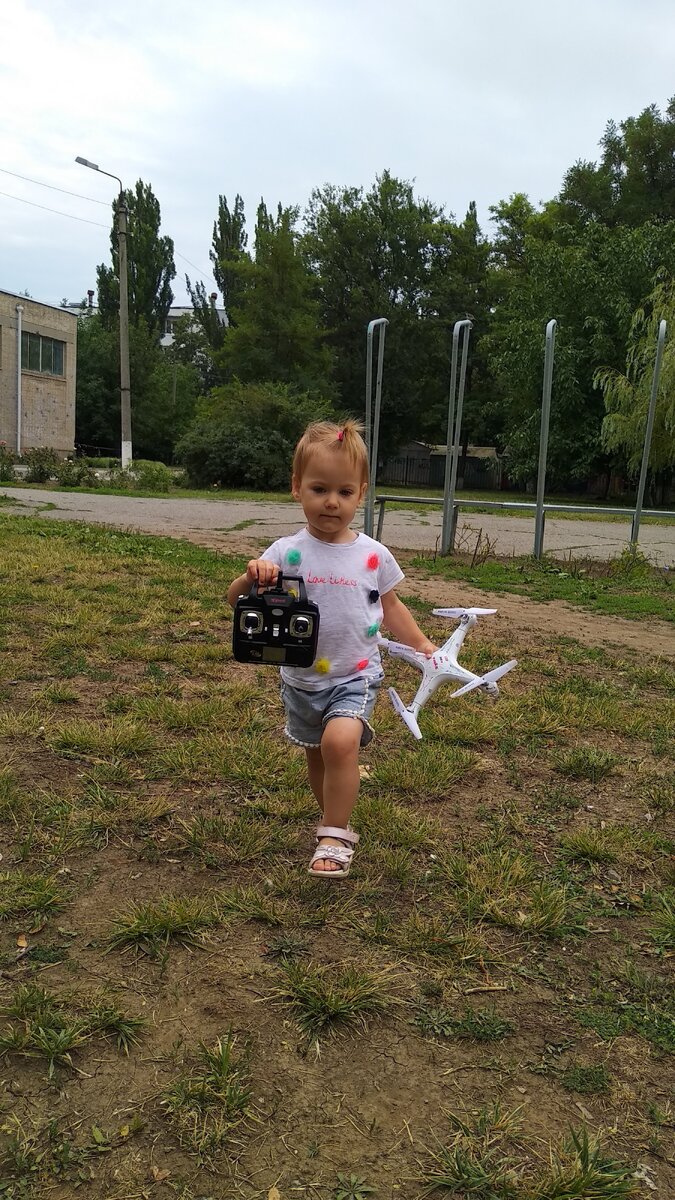 Тут дочке 2 годика, и она тоже уже следит за мной с помощью квадрика 😆