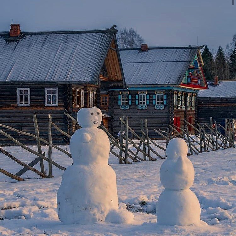 Снеговик на крыше дома