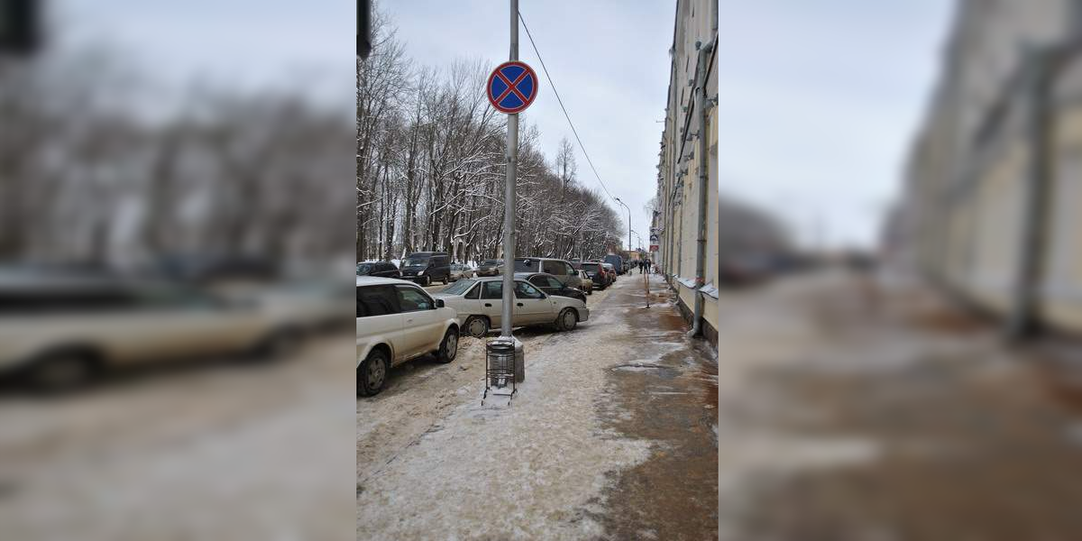 Припаркованные авто в месте, где остановка запрещена вынуждает новичков сбрасывать скорость под неодобрительные гудки опытных автомобилистов. Источник - сайт: clck.ru/SEXYv, clck.ru/SEXcr