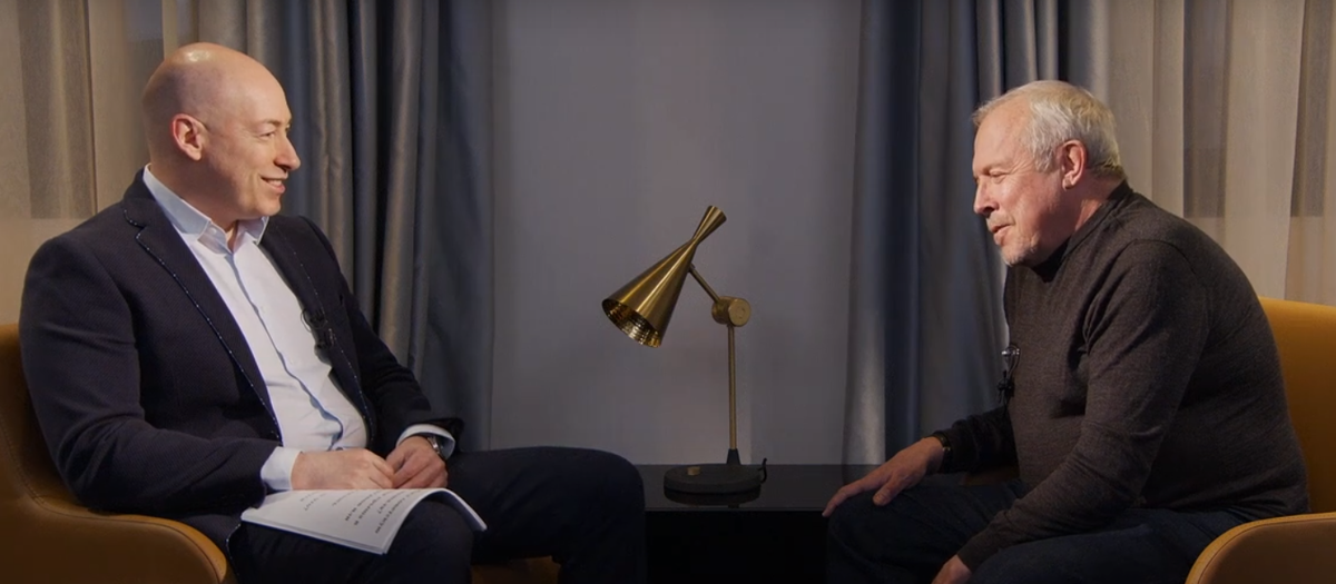 С Ютуб канала стоп-кадр интервью Андрея Макаревича Дмитрию Гордону.