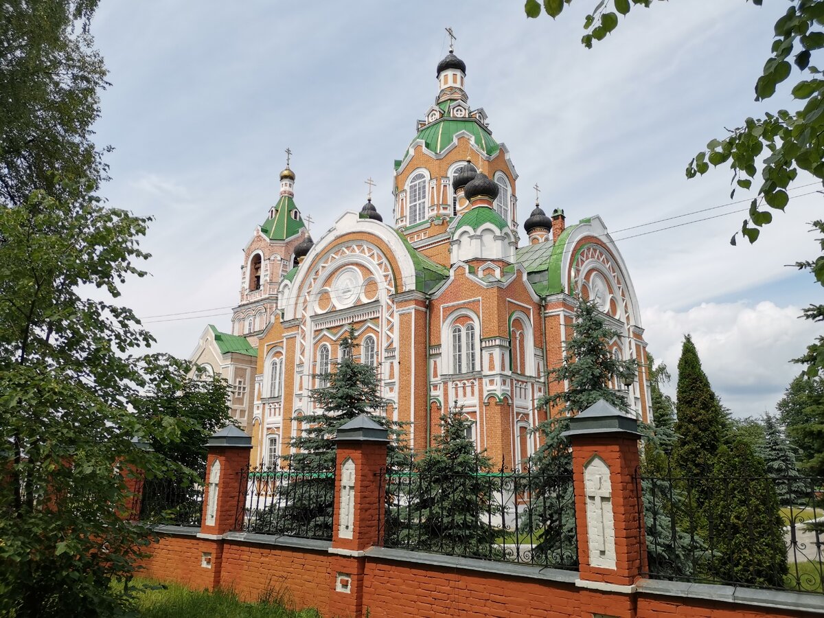 Посёлок со своим собственным замком, резными наличниками, морем черники, среди лесов, полей и озёр.