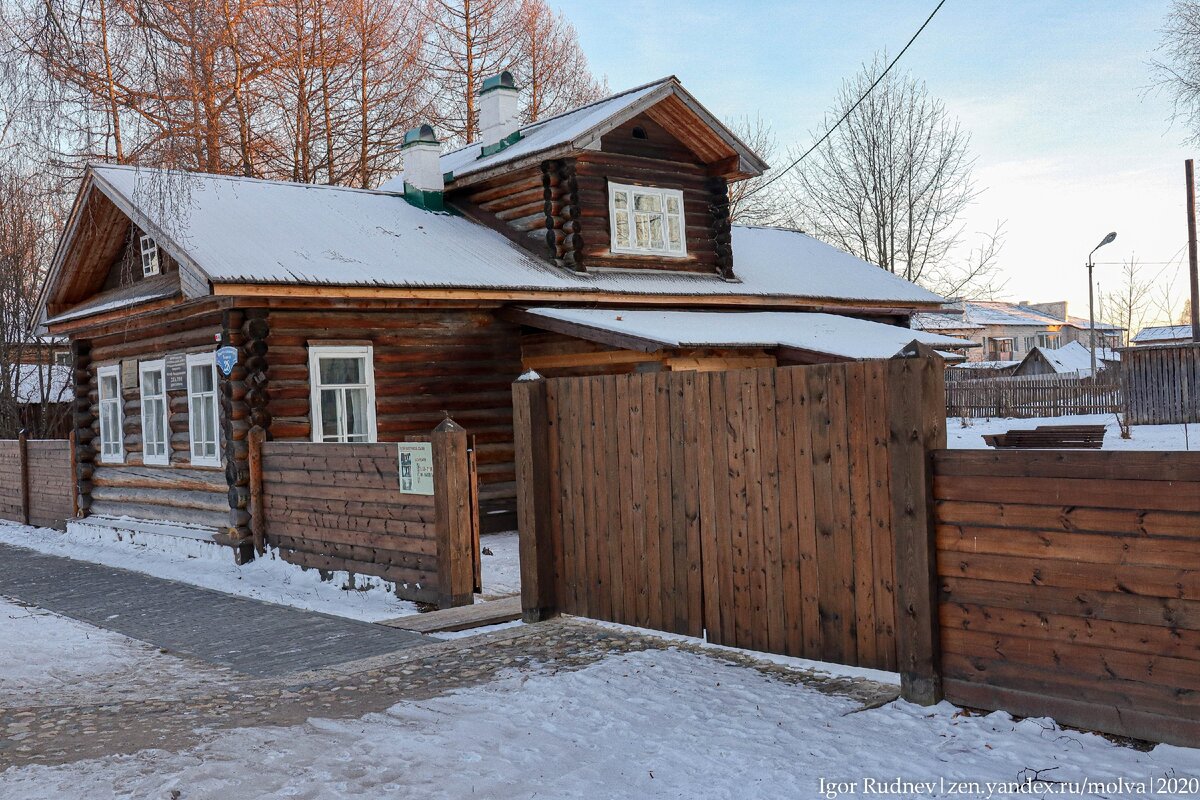 Сейчас дом вдовы Кузаковой, в котором жил Сталин в ссылке, превратили в музей 