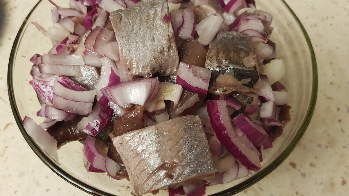 Селедочка да с лучком - вкуснотища!