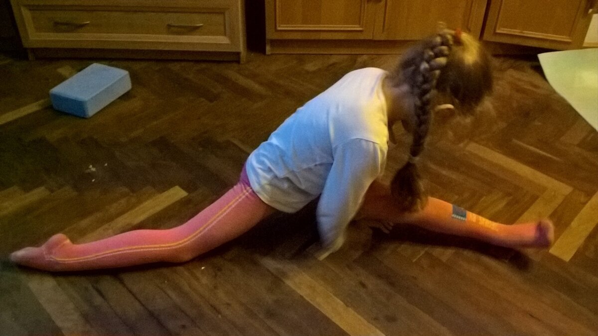 Тане 4 года. Учится делать шпагаты. Вот пример самостоятельной тренировки: шпагат кривой-косой, переучить потом очень трудно.