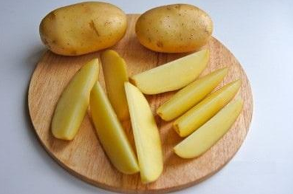 Аппетитный картофель с корочкой получается не только в духовке, но и на сковороде. Ингредиенты на 3-4 порции:  ●	650 грамм картошки с тонкой кожурой;
●	любимые специи, соль, перец;
●	масло для жарки 30-40 мл. 
1. Картофель тщательно моется и обсушивается полотенцем. Аккуратно нарезается на 8 равных частей. 
