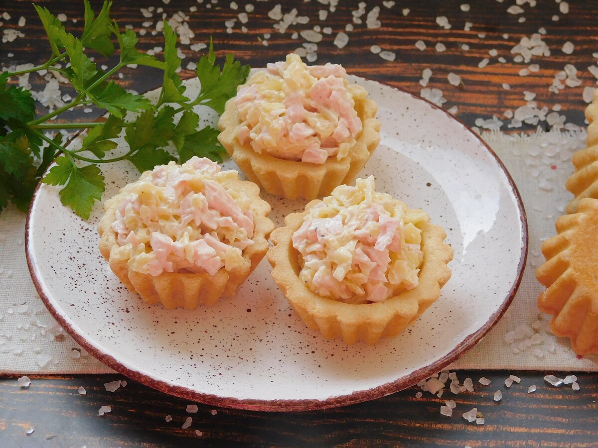 Тарталетки с крабовой начинкой. Тарталетки с крабовыми палочками и ананасом. Тарталетки с ананасами, крабовыми палочками и сыром. Тарталетки с начинкой из крабовых палочек и плавленного сыра. Тарталетки с крилем и крабовыми палочками