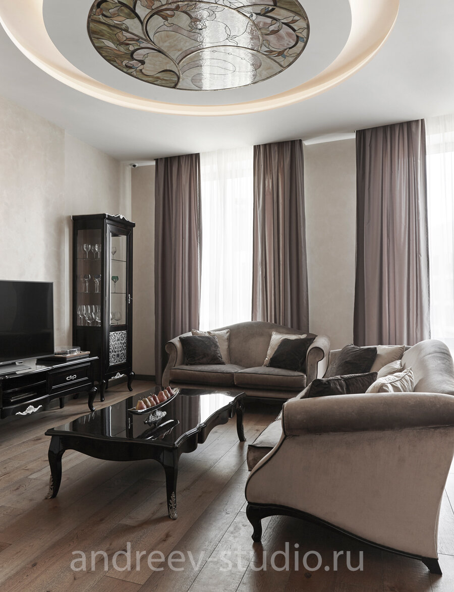 Гостиная. Ниши для двухрядных штор глубиной 25 см (фото авторов).