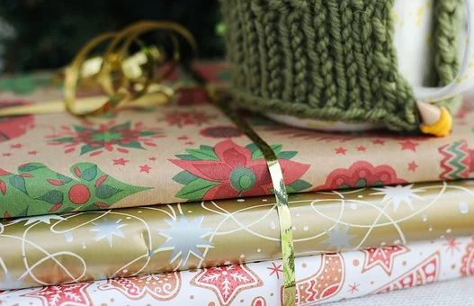 https://cdn.pixabay.com/photo/2019/01/04/12/36/gifts-3913064__340.jpg