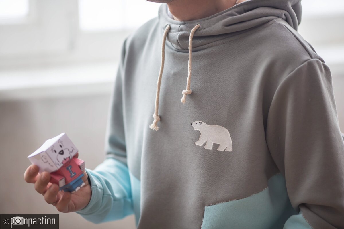 Настолько полюбила эту цветовую гамму, что сшила себе похожую кофту с капюшоном. Подарок мужу.