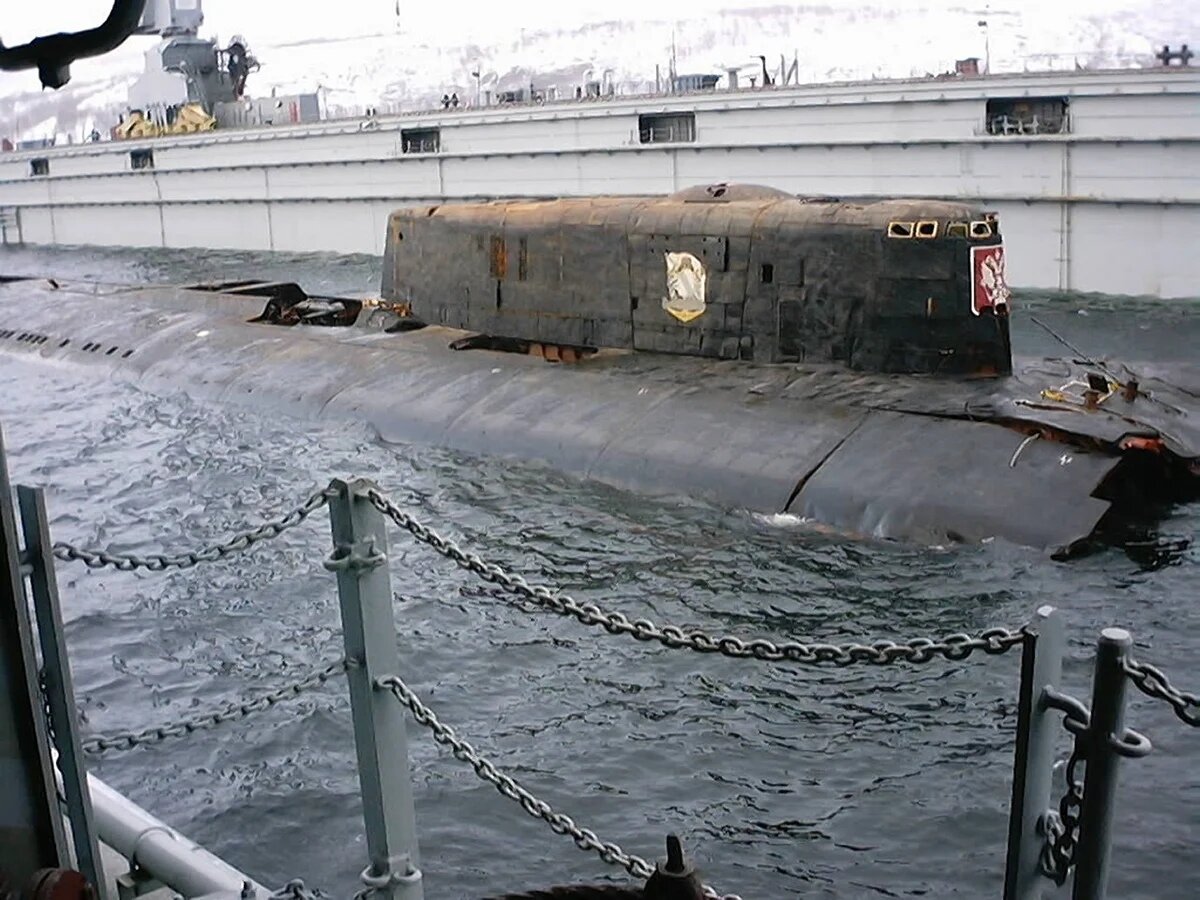 Курск подводная. Подводная лодка к-141 «Курск». АПРК К-141 Курск. Курск 141 атомная подводная лодка. Баренцево море подводная лодка Курск.