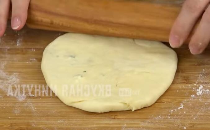 Хлебная лепёшка с сыром на сковороде