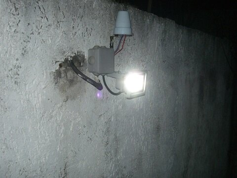 Прожектор работает ночью