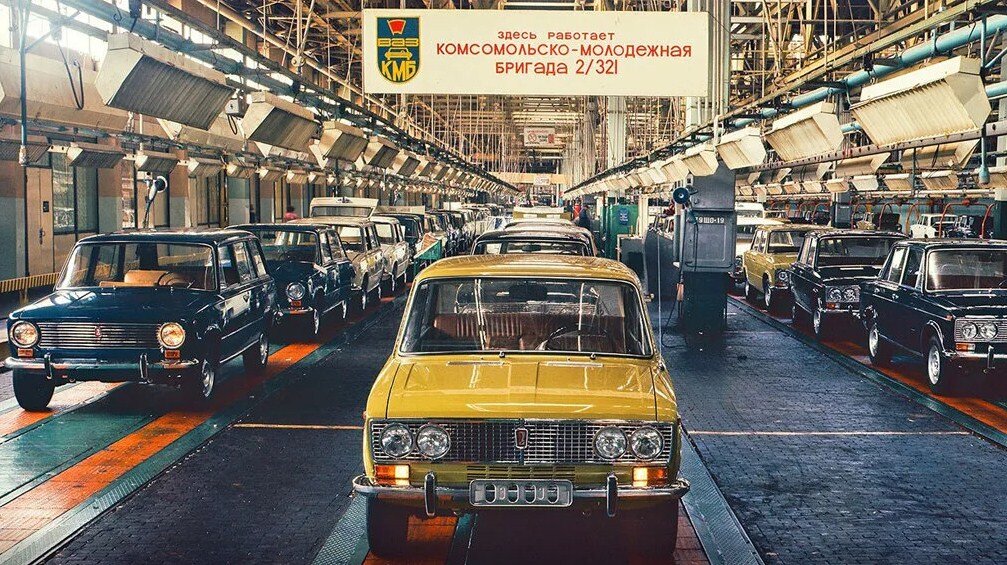 3,3 миллиона из всех легковых автомобилей, зарегистрированных в России на 1 июня 2020, произведены в Советском Союзе.