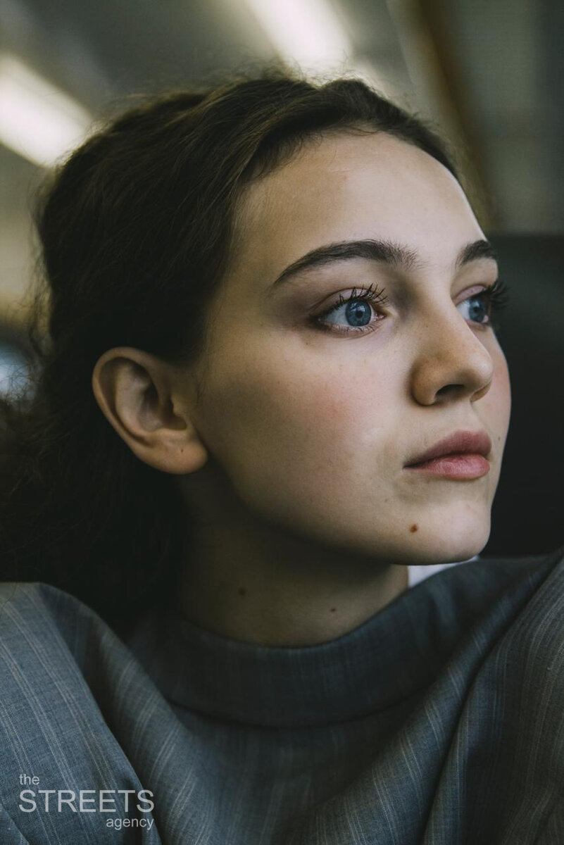 Виктории 23 года, но она уже довольна популярна среди поклонников сериала "Трудные подростки" 2019 года. Фото с ресурса kino-teatr.ru