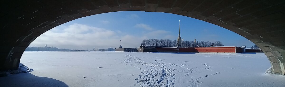 Вид со льда на Петропавловскую крепость 