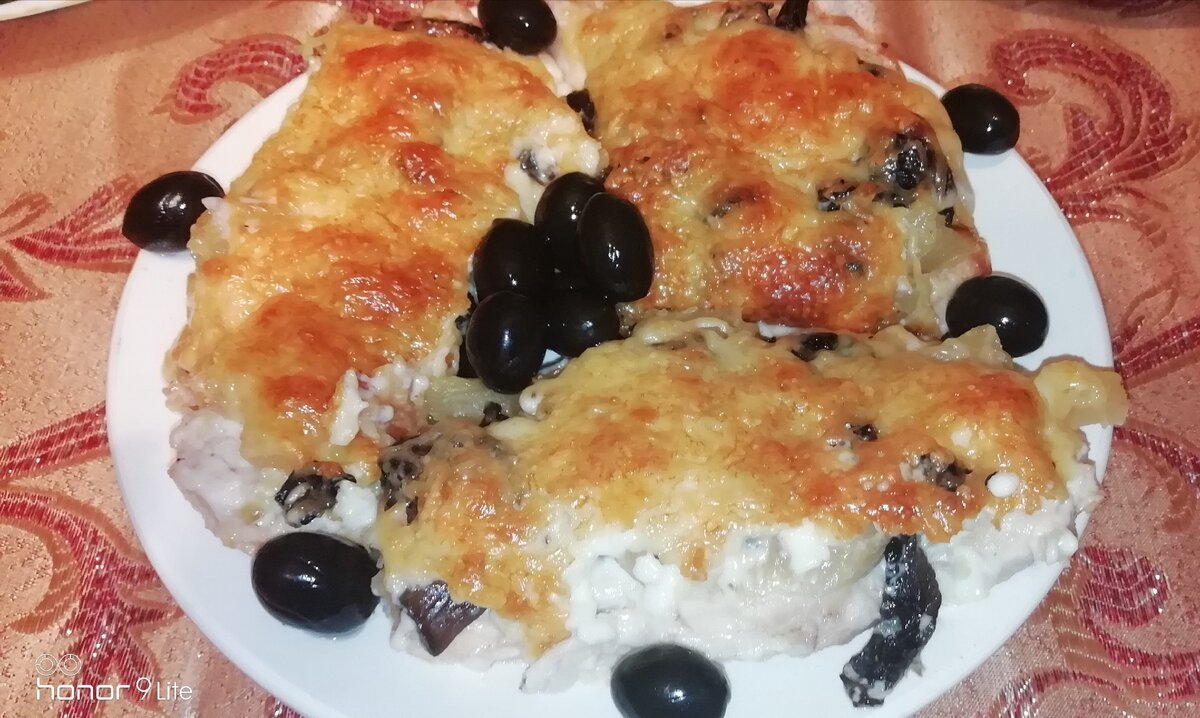 Курица с ананасами и грибами.