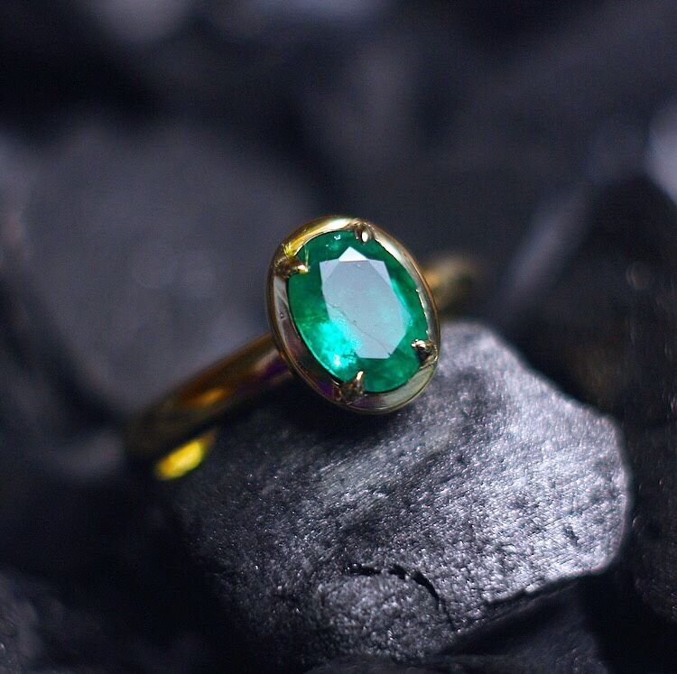                                                              Кольцо с натуральным изумрудом