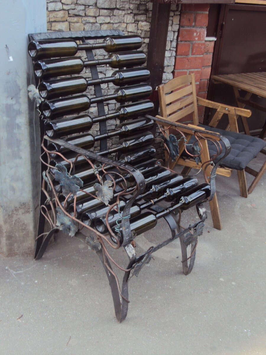 В Краснодарском крае мне повстречалось необычное кресло, посвящённое тематике виноделия. Рядом с декоративным креслом - простенький стул, где можно посидеть. Фото автора