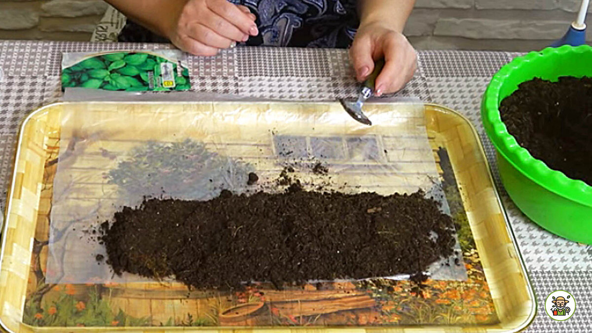 Выкладываем подготовленную почву на пакет