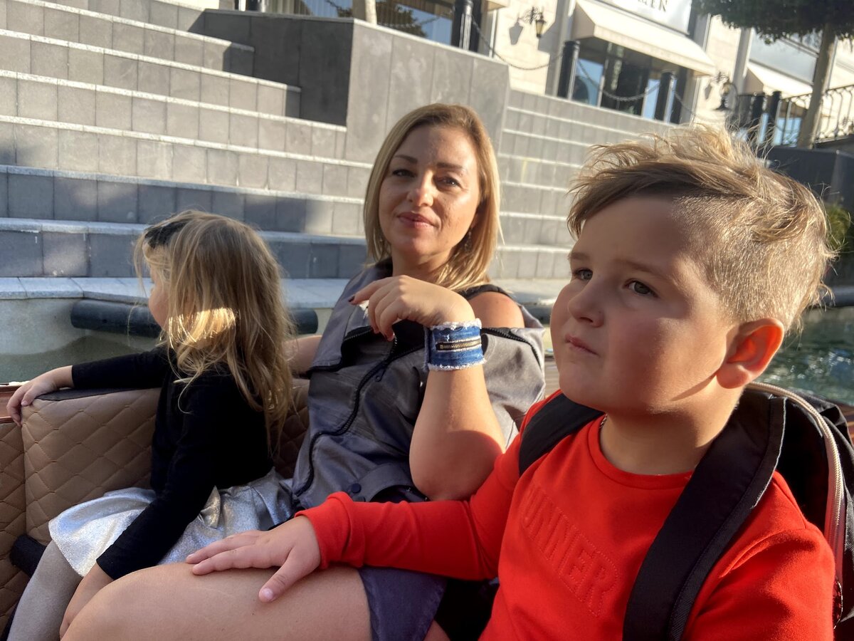 Мы гуляем, а Артемий все размышляет на тему пропажи писем к Деду Морозу.