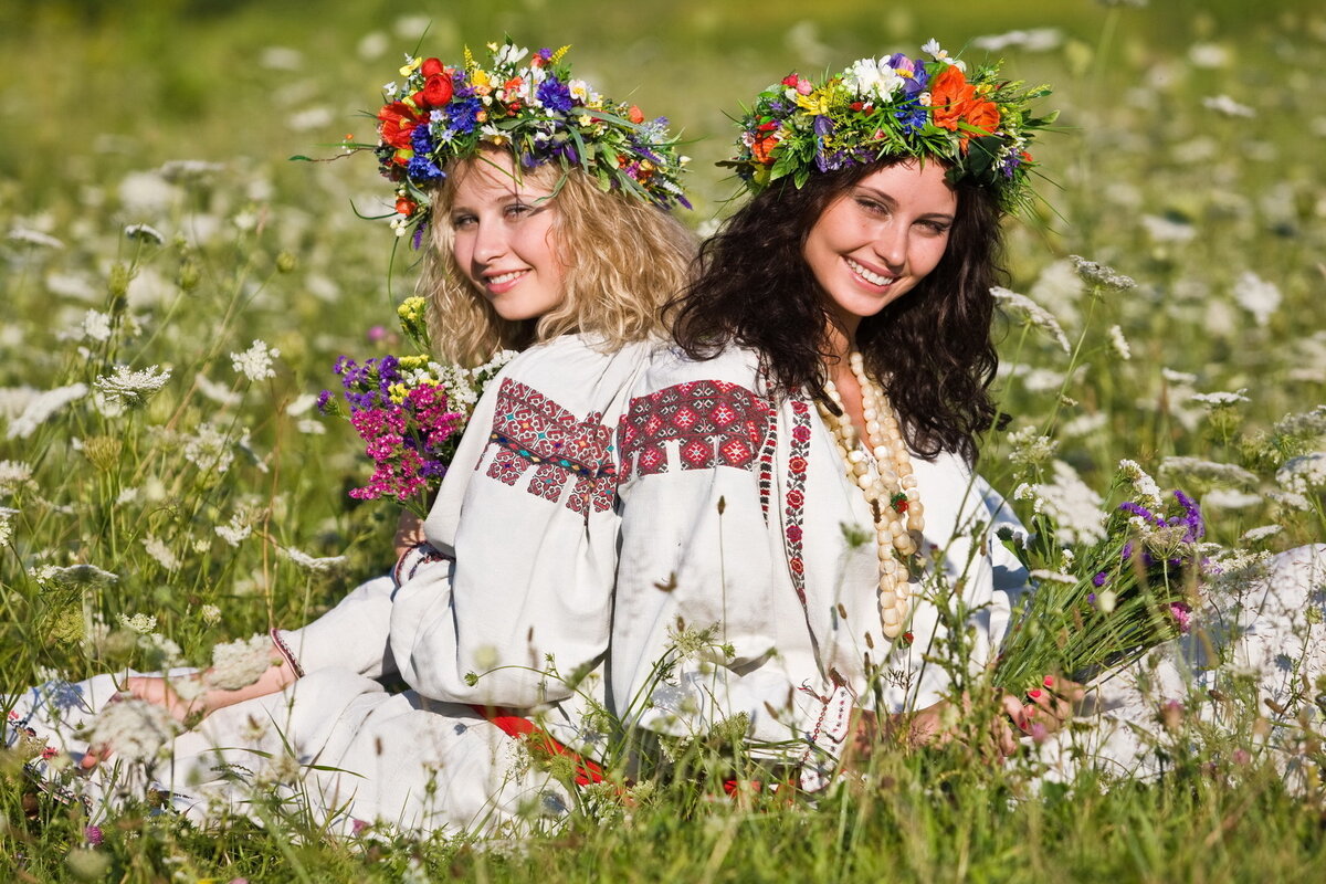 Три русские девушки. 25 Июня день дружбы и единения славян. День единения славян. Славянские девушки в венках. Белорусская девушка с венком.