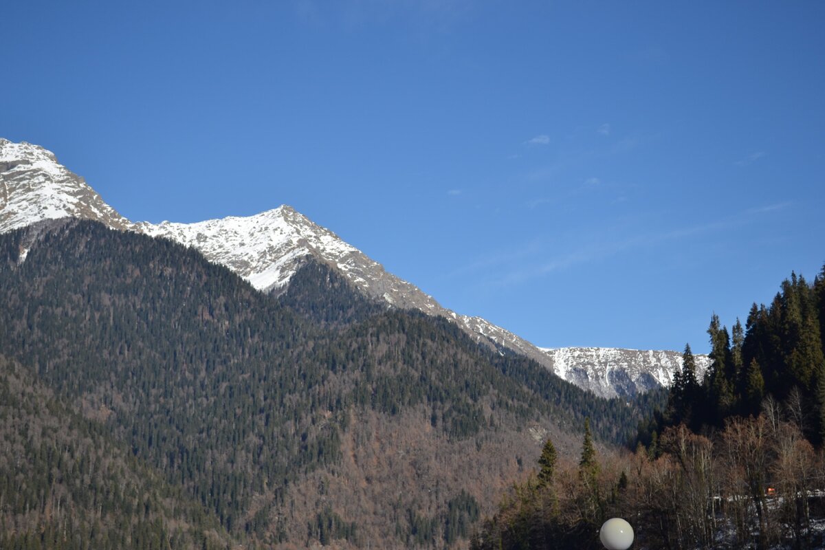 Горы у озера Рица. 