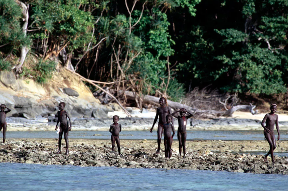 Жители острова Северный Сентинел. Источник изображений: Яндекс. Картинки