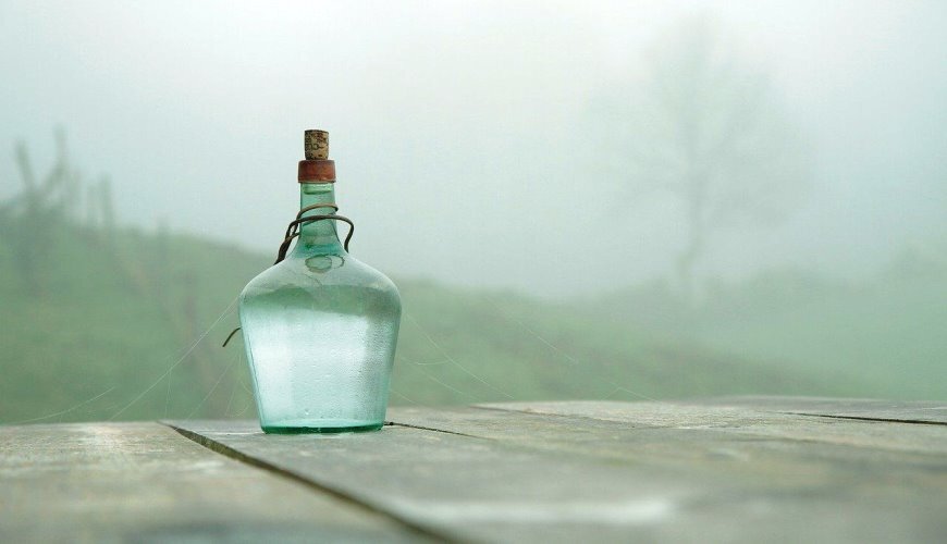 Пустые пивные бутылки. Много бутылок. Пустую бутылку. Пустая бутылка. Пустые бутылки на столе.