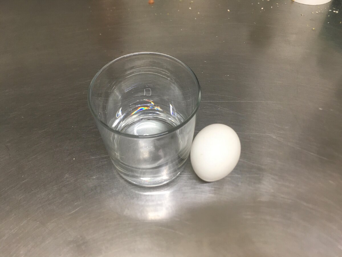 Вареное яйцо в стакане с водой