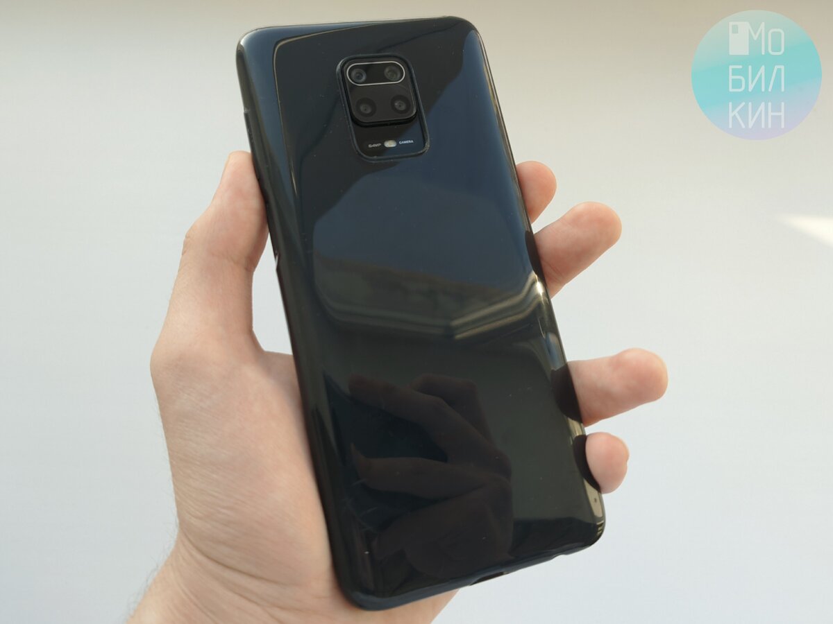 Чёрный силиконовый бампер прячет истинную красоту телефона. С другой стороны, он образует бортики вокруг экрана и основной камеры