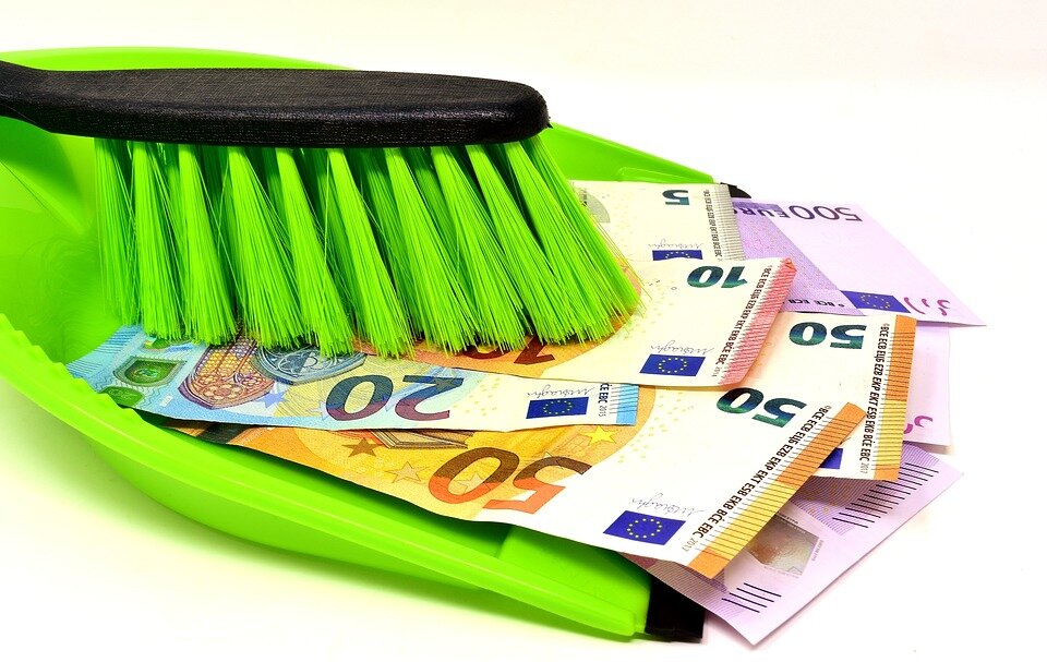 нельзя выметать мусор через порог