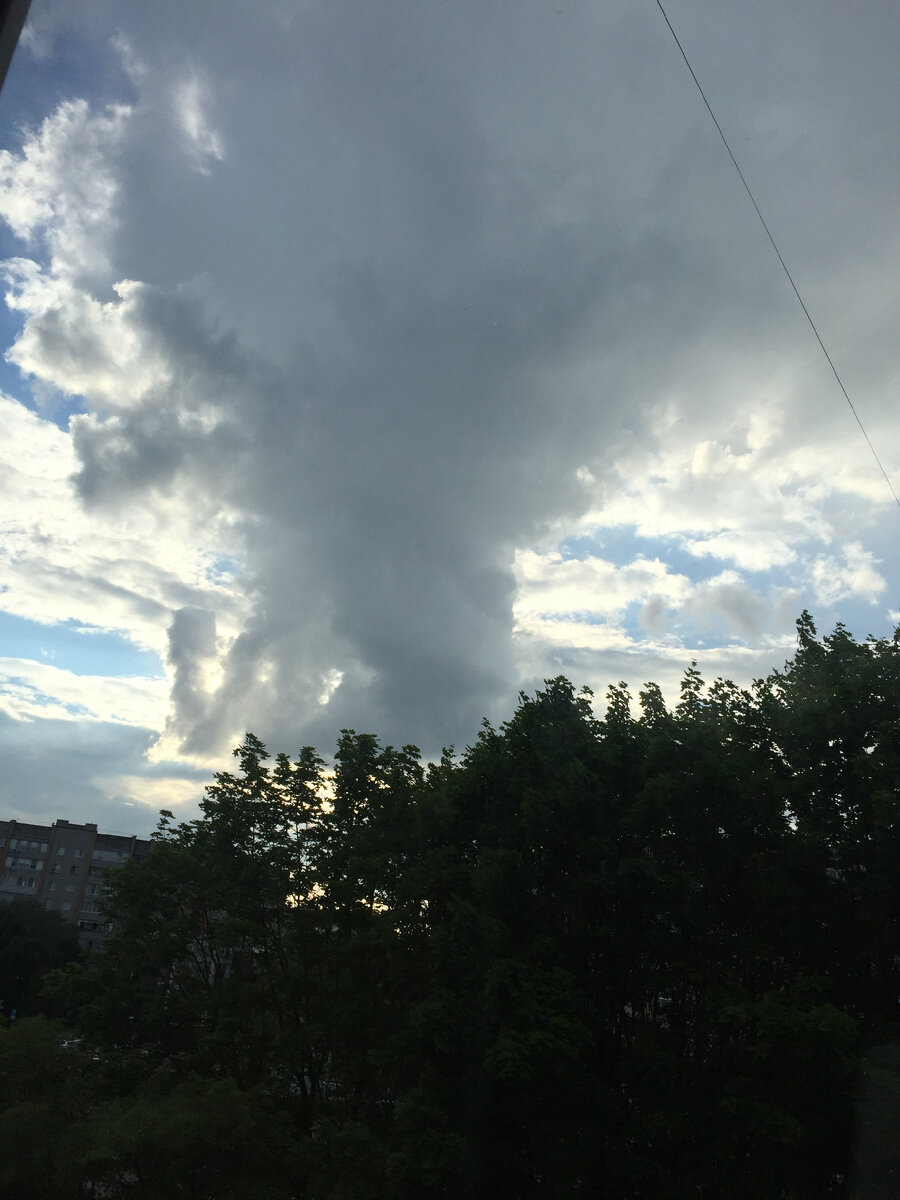 Вчера небо было вот  такое замысловатое и грозное. Фото автора