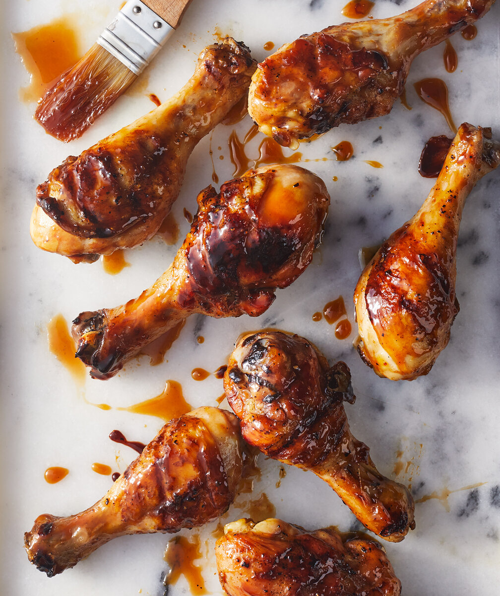 Держите салфетки под рукой для этих липких куриных ножек. Глазурь представляет собой простую смесь заваренного чая, апельсинового сока и меда. Пикантный, напористый и сладкий, этот соус, несомненно, останется на вращении, независимо от того, жарите ли вы на гриле, обжигаете или используете духовку.