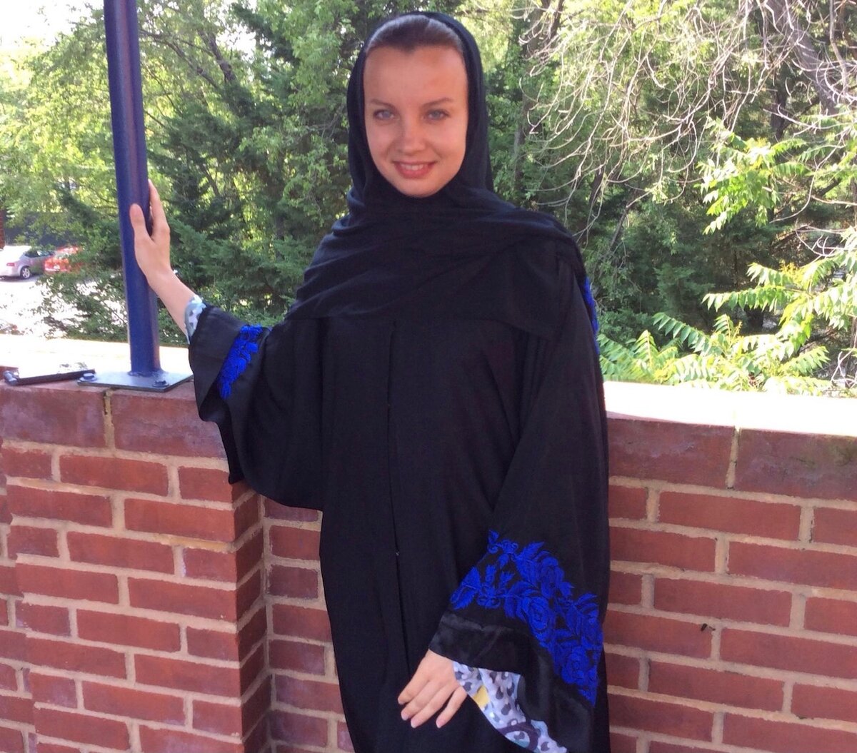 Одна из моих лучших подруг живет а Саудовской Аравии. Это ее абайя. Встречаемся мы с ней всегда в США. Папа - очень важный человек, поэтому она может себе позволить путешествовать. Прилетая в JFK, она всегда переодевается, дальше ходит, как обычная западная женщина, с непокрытой головой. Перед вылетом в том же JFK переодевается обратно. Отец и муж в курсе. Просят только об одном, чтобы соотечественники не видели. Тоже лицемерие, конечно.