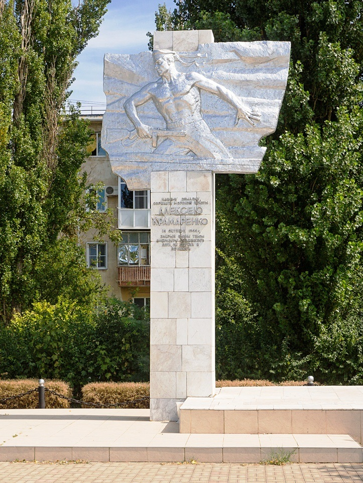 Фото из доступного источника - https://upload.wikimedia.org/wikipedia/ru/4/4b/%D0%9F%D0%B0%D0%BC%D1%8F%D1%82%D0%BD%D0%B8%D0%BA_%D0%90%D0%BB%D0%B5%D0%BA%D1%81%D0%B5%D1%8E_%D0%9A%D1%80%D0%B0%D0%BC%D0%B0%D1%80%D0%B5%D0%BD%D0%BA%D0%BE_%28%D0%9F%D1%80%D0%B8%D0%BC%D0%BE%D1%80%D1%81%D0%BA%D0%BE-%D0%90%D1%85%D1%82%D0%B0%D1%80%D1%81%D0%BA%29.JPG