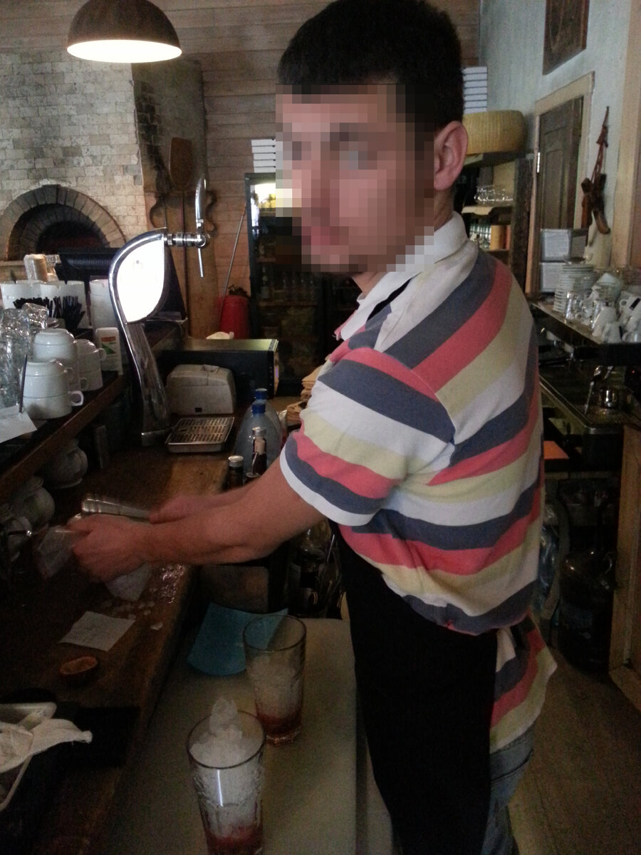 ...стоял в фартуке за барной стойкой... 