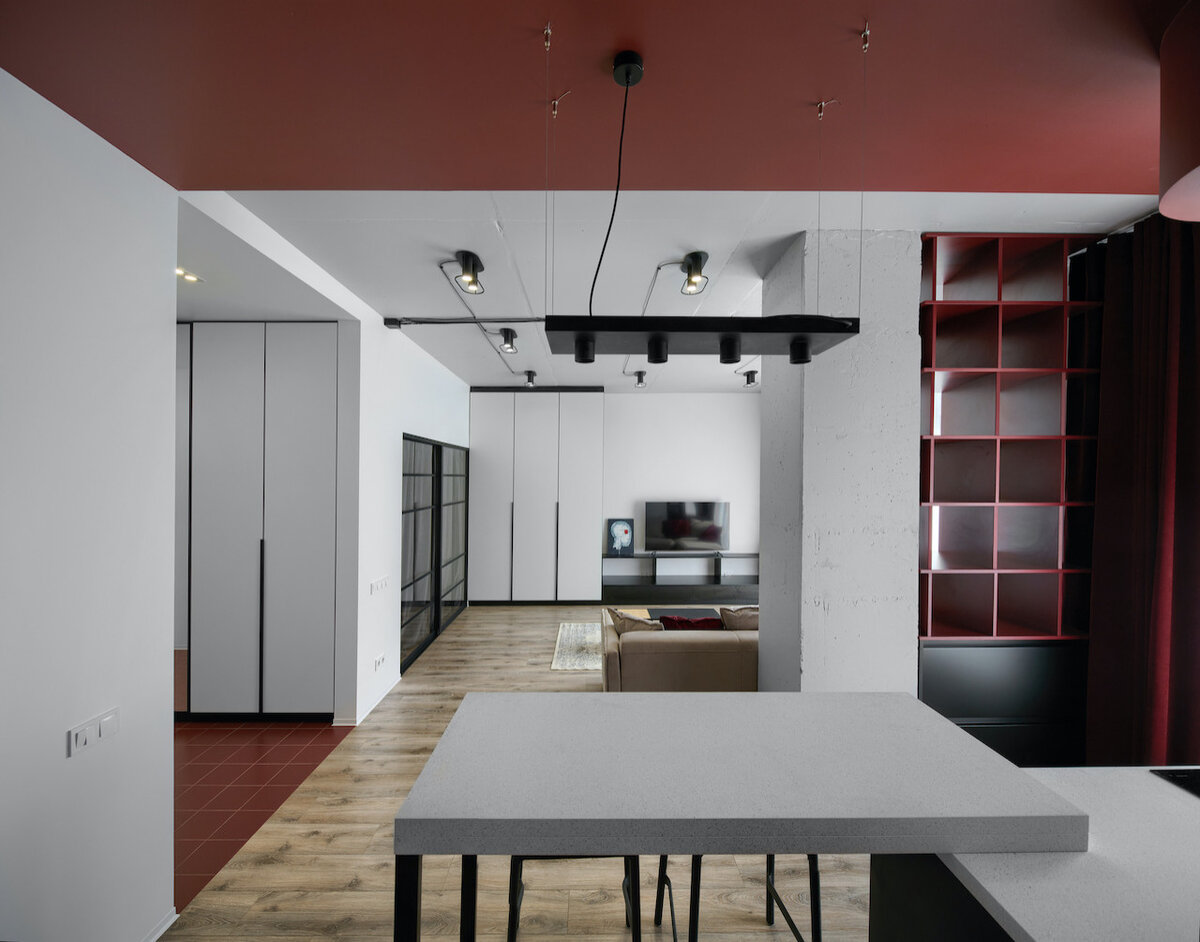 В результате перепланировки кухню объединили с гостиной, а спальню перенесли в нишу, полезную площадь увеличили за счет присоединения лоджии.