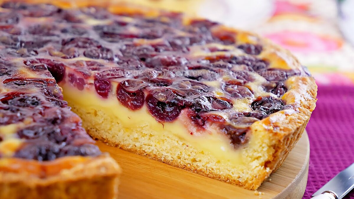 Вишневый пирог со сметанной. Сметанный пирог с вишней. Заливной песочный пирог с вишней. Пирог с вишневым конфитюром и сметанным кремом. Песочный пирог с вишней и сметанной заливкой.