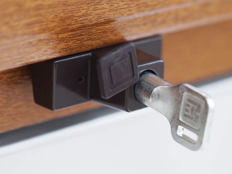 Детский замок на окна с круглым ключом