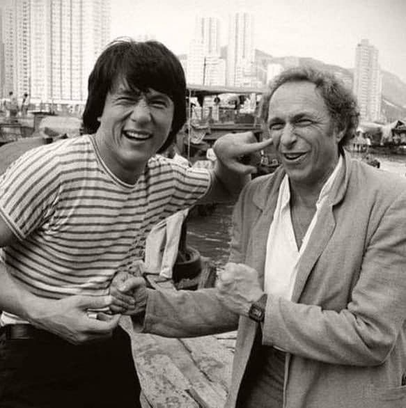 Я помню старое кино 
Пьер Решар и Бельмондо
Узкие улочки Франции 
Изящные кадры и добрые лица 
Хотелось там остаться 
И в одного из них превратиться 

Молод был тогда и Челентано 
Не слезавший с моего экрана 
Притворившись обезьяной ,ловко лазил по канатам и ещё топтал вино 
Понять все фильмы мне было рано ,но я смеялся все равно