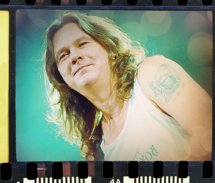 Публика узнала песню «Вечная молодость» в 1993-м, когда вышел дебютный альбом рок-музыканта Чижа (он же Сергей Чиграков).